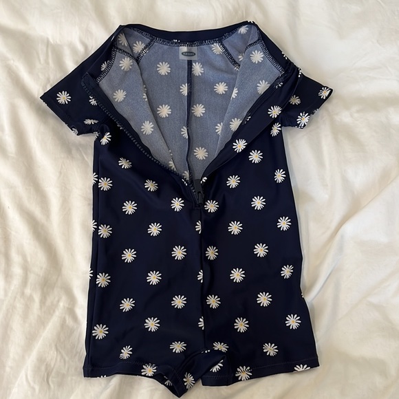 Old navy swimsuit, 3T - Picture 2 of 6